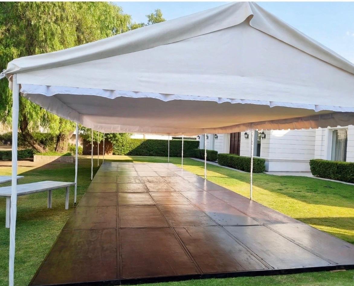 Carpa blanca en jardín