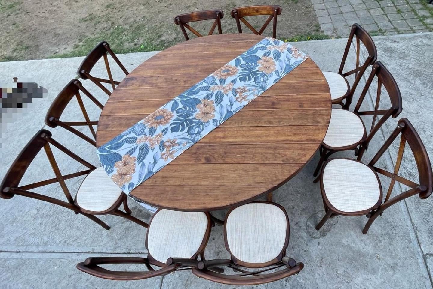 Mesa de madera y sillas